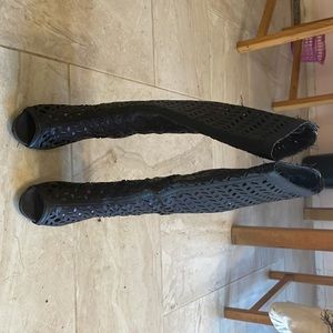 Size 7 black 4 in heel boot